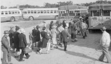 evacuees get on buses